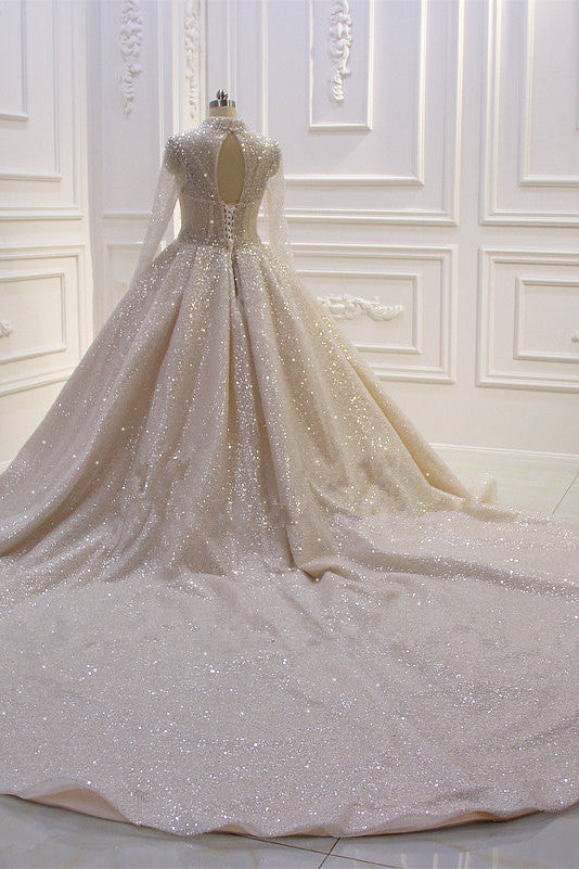 Precioso vestido de novia largo de corte princesa, con cuello alto, lentejuelas y satén, con mangas.