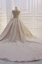 Precioso vestido de novia largo de corte princesa, con cuello alto, lentejuelas y satén, con mangas.