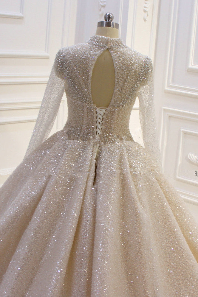 Precioso vestido de novia largo de corte princesa, con cuello alto, lentejuelas y satén, con mangas.