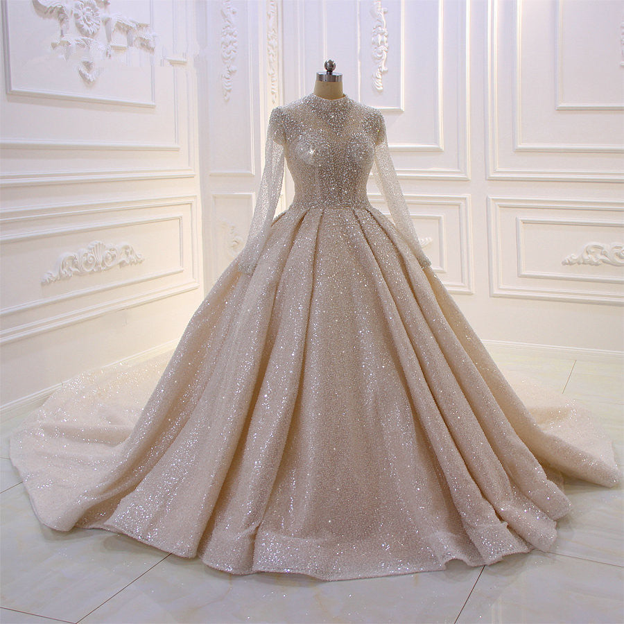 Precioso vestido de novia largo de corte princesa, con cuello alto, lentejuelas y satén, con mangas.