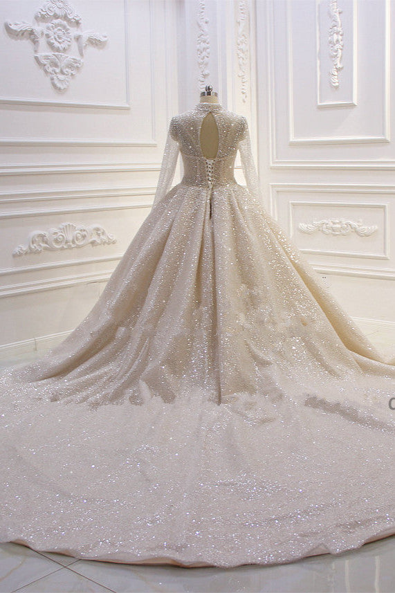 Precioso vestido de novia largo de corte princesa, con cuello alto, lentejuelas y satén, con mangas.