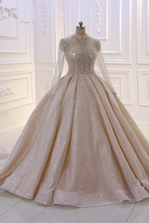 Precioso vestido de novia largo de corte princesa, con cuello alto, lentejuelas y satén, con mangas.