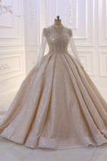 Precioso vestido de novia largo de corte princesa, con cuello alto, lentejuelas y satén, con mangas.