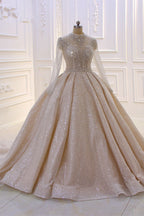 Precioso vestido de novia largo de corte princesa, con cuello alto, lentejuelas y satén, con mangas.