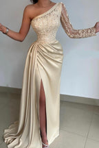 Precioso vestido de fiesta largo de sirena asimétrico de satén con encaje, abertura frontal y mangas, con mangas y escote asimétrico.