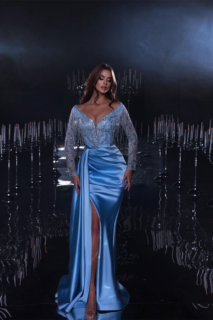 Magnifique robe de bal longue sirène bleue à col en V, ornée de sequins et de perles, avec fente et manches longues.
