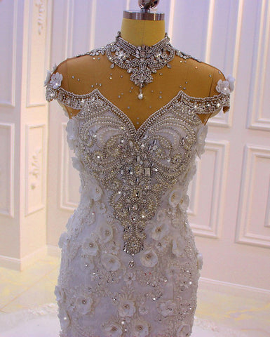 Precioso vestido de novia largo de sirena con cuello alto, apliques de encaje y tul con cristales