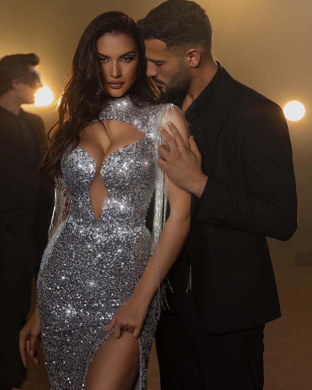 Superbe robe de bal longue sirène à col haut et paillettes, sans manches, avec fente