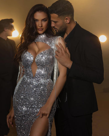 Precioso vestido de fiesta largo de sirena, cuello alto, lentejuelas, sin mangas y con abertura.