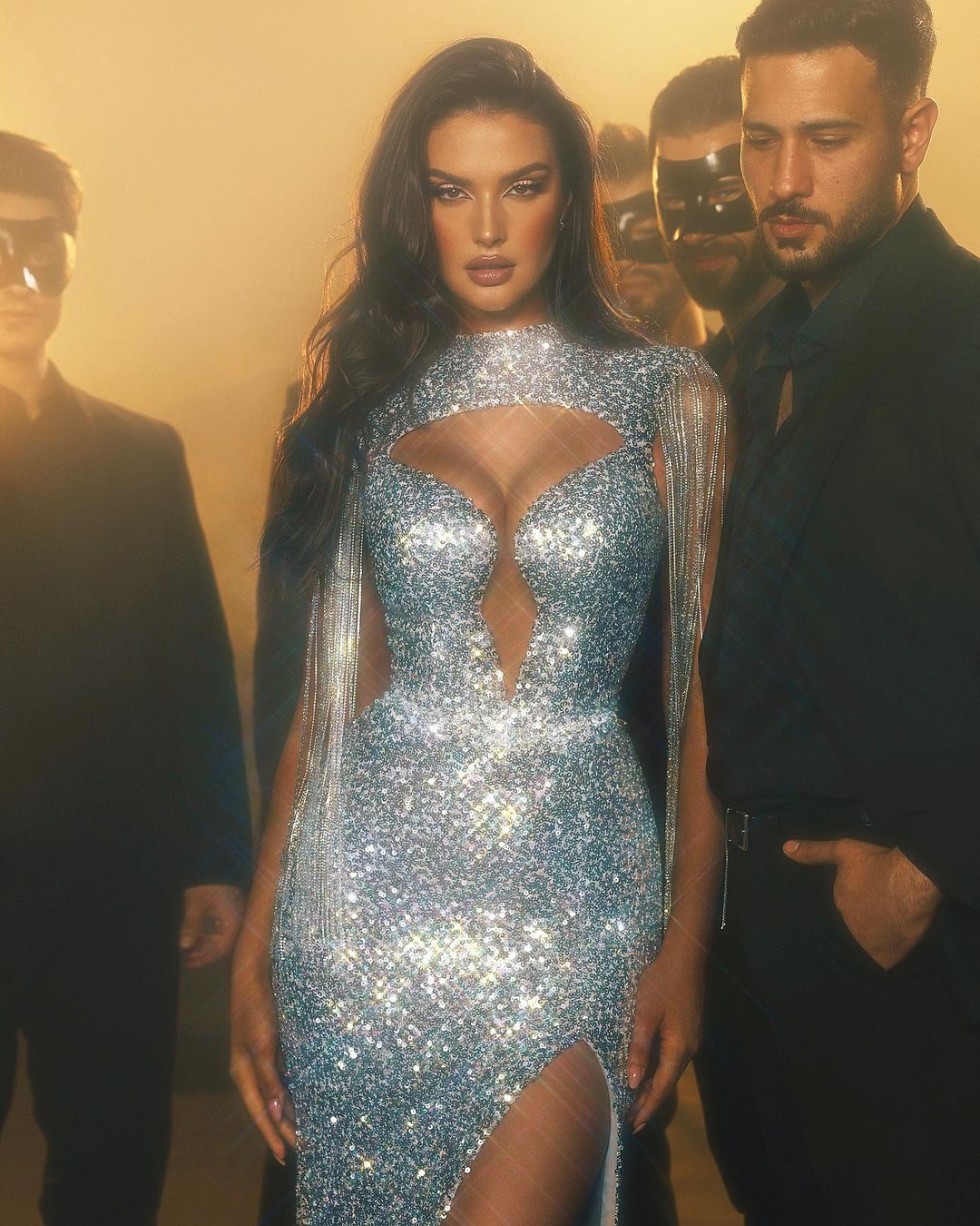 Superbe robe de bal longue sirène à col haut et paillettes, sans manches, avec fente
