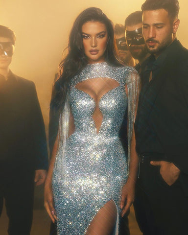 Precioso vestido de fiesta largo de sirena, cuello alto, lentejuelas, sin mangas y con abertura.