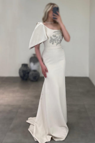 Precioso vestido largo de sirena de un solo hombro, de satén, con pedrería y sin mangas para baile de graduación