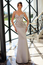 Precioso vestido largo de sirena con tirantes finos y escote corazón para baile de graduación
