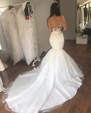 Magnifique robe de mariée sirène longue à décolleté cœur, boutons en dentelle et dos nu