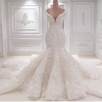 Precioso vestido de novia largo de sirena con escote en V, apliques, encaje y volantes