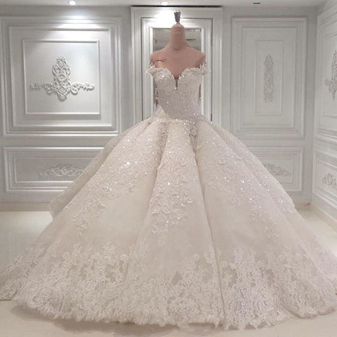 Precioso vestido de novia largo de baile con hombros descubiertos y bordados de cuentas