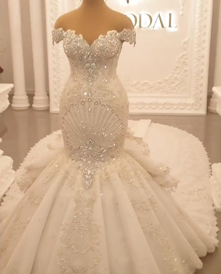 Preciosos vestidos de novia largos de sirena con hombros descubiertos y espalda descubierta con cristales