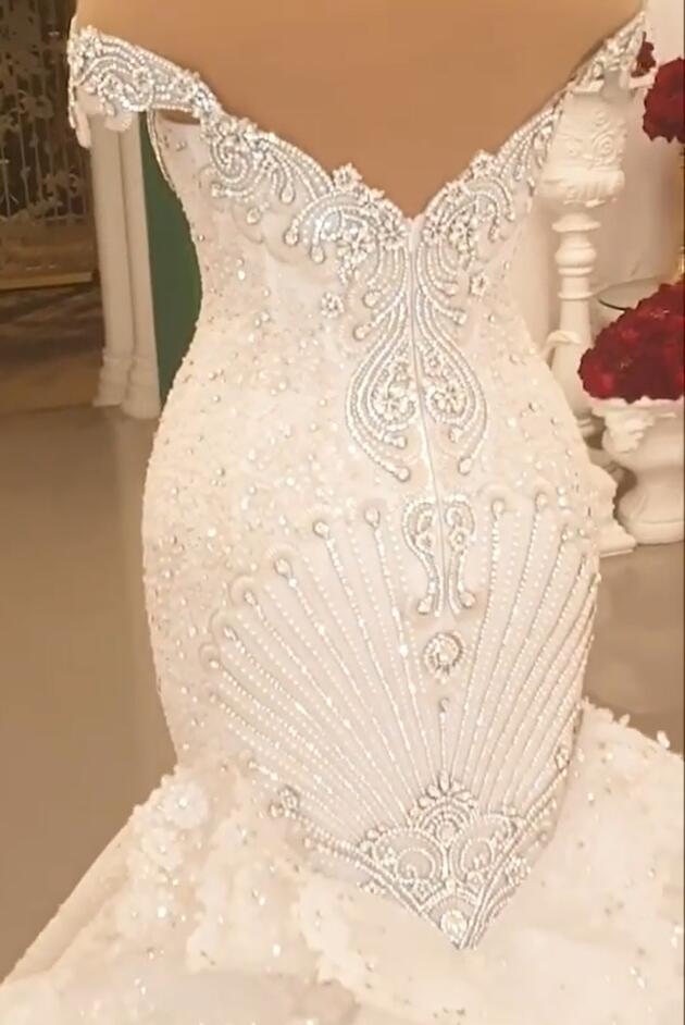 Preciosos vestidos de novia largos de sirena con hombros descubiertos y espalda descubierta con cristales