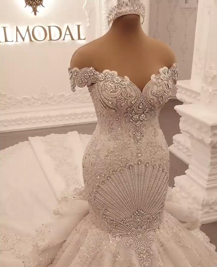 Preciosos vestidos de novia largos de sirena con hombros descubiertos y espalda descubierta con cristales
