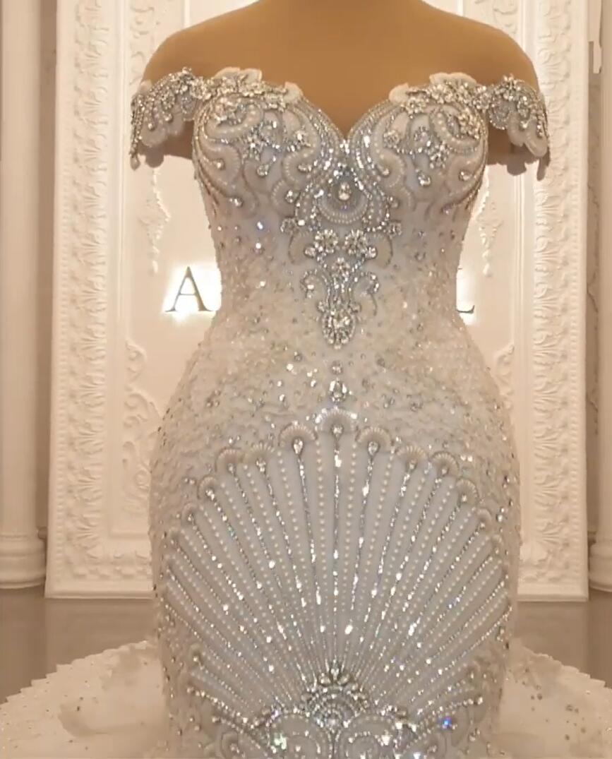 Preciosos vestidos de novia largos de sirena con hombros descubiertos y espalda descubierta con cristales