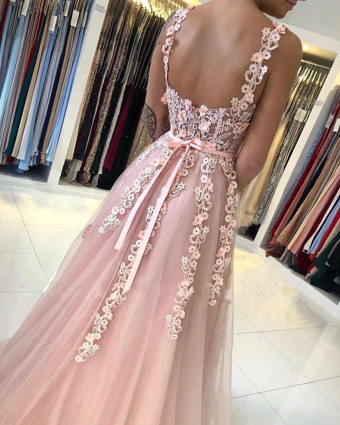 Magnifique robe de bal longue dos nu en tulle et dentelle, coupe trapèze