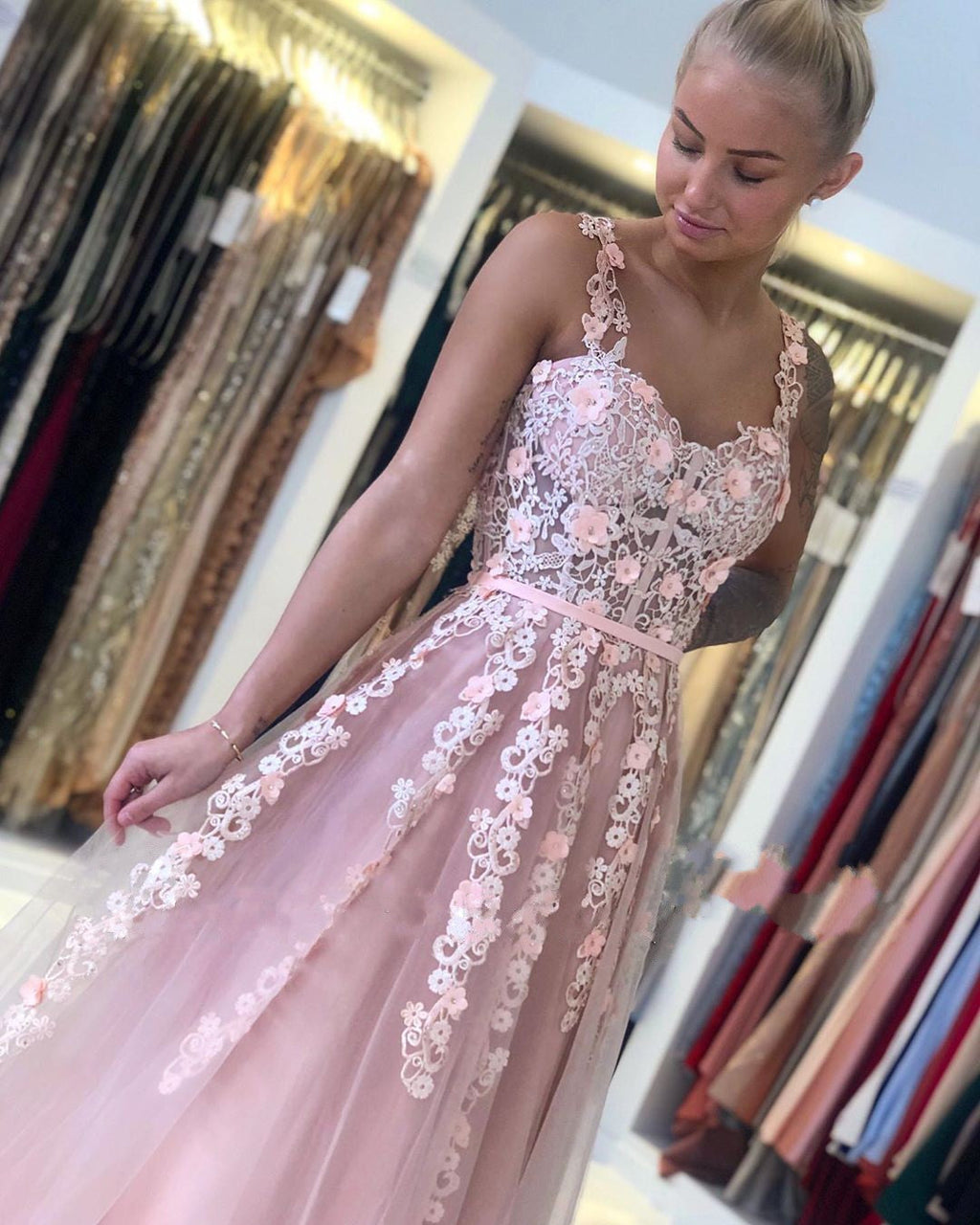 Magnifique robe de bal longue dos nu en tulle et dentelle, coupe trapèze