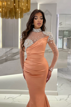 Precioso vestido largo de sirena naranja de cuello alto y mangas largas para baile de graduación.