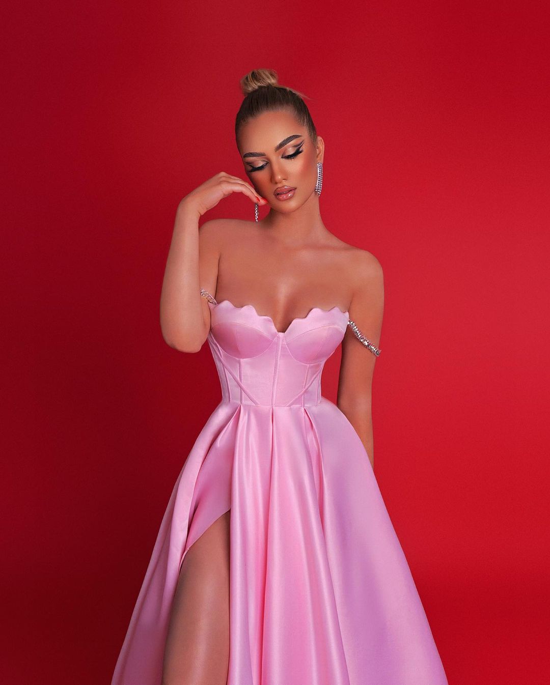 Superbe robe de bal longue rose coupe trapèze à épaules dénudées et fente