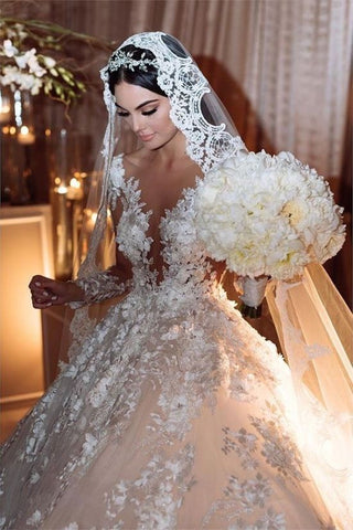 Precioso vestido de novia largo estilo princesa con escote barco, apliques de encaje, espalda descubierta, volantes y mangas.