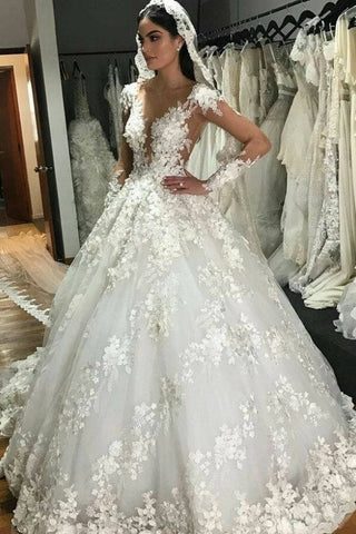 Precioso vestido de novia largo estilo princesa con escote barco, apliques de encaje, espalda descubierta, volantes y mangas.