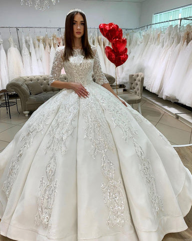 Precioso vestido de novia largo de princesa, estilo princesa, de satén, con escote barco, apliques de encaje y mangas.
