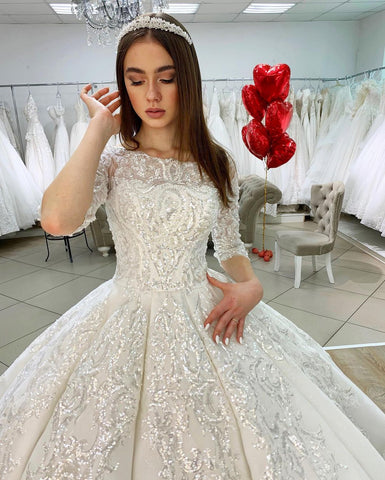 Precioso vestido de novia largo de princesa, estilo princesa, de satén, con escote barco, apliques de encaje y mangas.