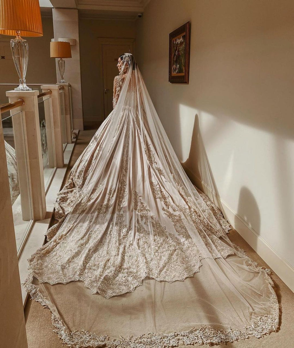 Magnifique robe de mariée longue princesse en satin perlé avec manches et décolleté cœur