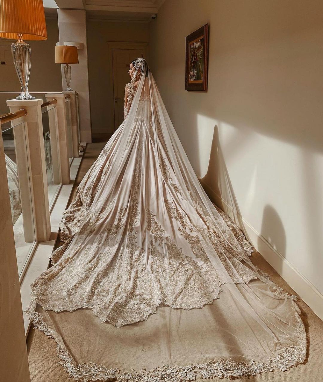 Magnifique robe de mariée longue princesse en satin perlé avec manches et décolleté cœur
