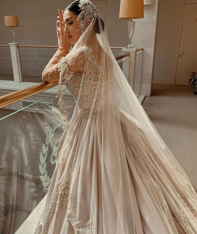 Precioso vestido de novia largo de princesa con escote corazón, bordado de perlas y satén, con mangas y mangas.