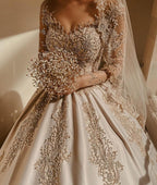 Magnifique robe de mariée longue princesse en satin perlé avec manches et décolleté cœur