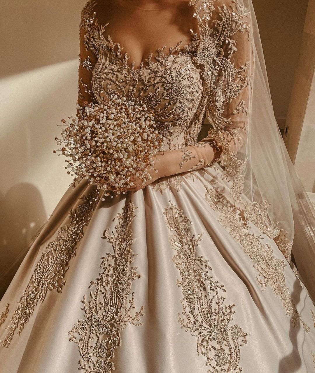 Magnifique robe de mariée longue princesse en satin perlé avec manches et décolleté cœur