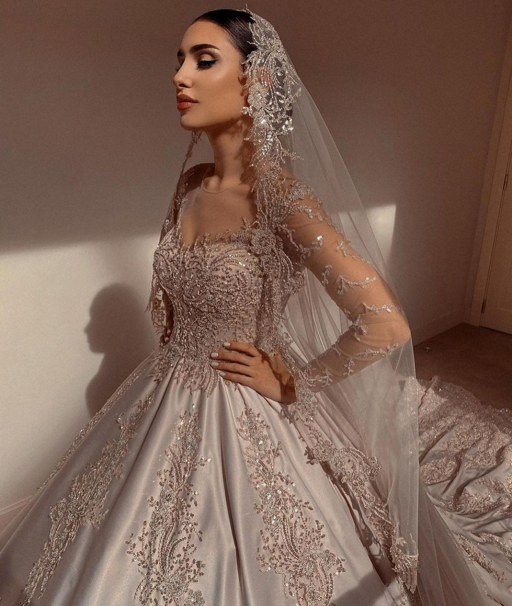 Magnifique robe de mariée longue princesse en satin perlé avec manches et décolleté cœur