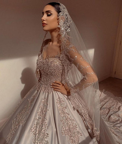 Precioso vestido de novia largo de princesa con escote corazón, bordado de perlas y satén, con mangas y mangas.