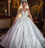 Magnifique robe de mariée longue princesse en satin à décolleté cœur et manches