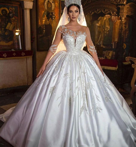 Precioso vestido de novia largo de satén con escote corazón y mangas, estilo princesa.