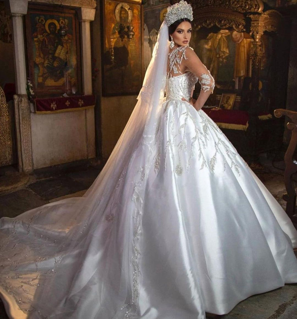Magnifique robe de mariée longue princesse en satin à décolleté cœur et manches