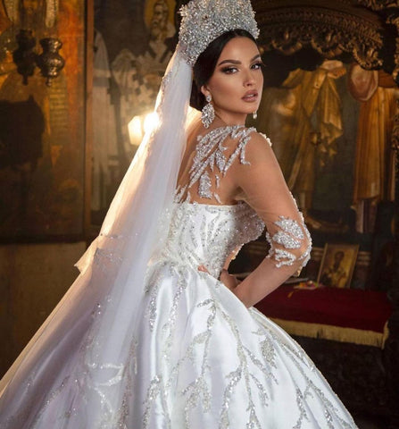 Precioso vestido de novia largo de satén con escote corazón y mangas, estilo princesa.