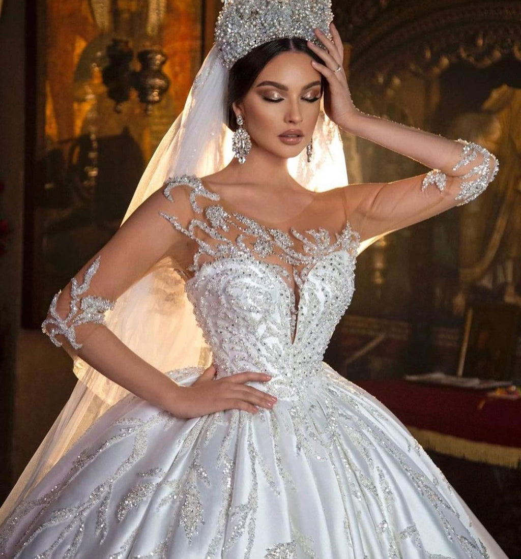 Magnifique robe de mariée longue princesse en satin à décolleté cœur et manches