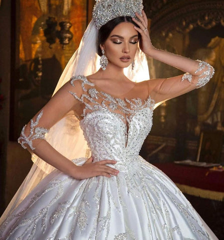 Precioso vestido de novia largo de satén con escote corazón y mangas, estilo princesa.