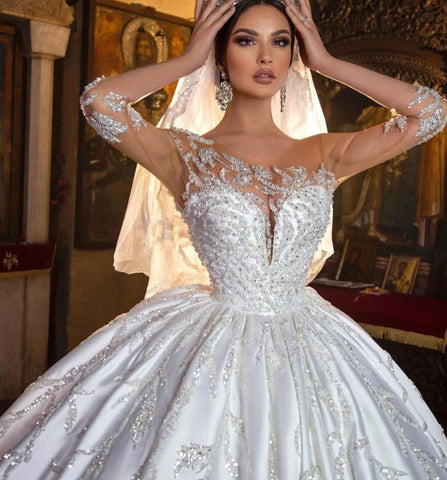 Precioso vestido de novia largo de satén con escote corazón y mangas, estilo princesa.