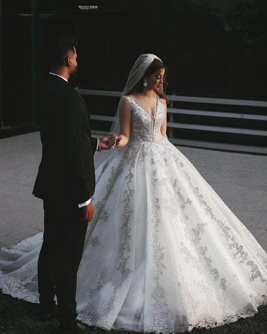 Precioso vestido de novia largo de princesa con escote en V, tul y apliques de encaje