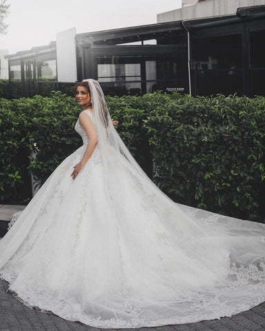 Precioso vestido de novia largo de princesa con escote en V, tul y apliques de encaje