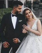 Precioso vestido de novia largo de princesa con escote en V, tul y apliques de encaje