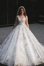 Precioso vestido de novia largo de princesa con escote en V, tul y apliques de encaje